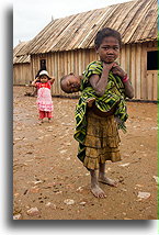 Mała dziewczynka dźwigająca młodszego brata::Antoetra, Madagaskar::