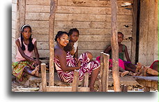 Uśmiechnięta pomalowana twarz::Ifaty, Madagaskar::