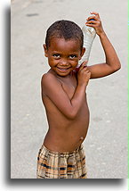 Chłopiec z butelką::Ranomafama, Madagaskar::