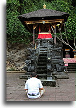 Modlitwa w wewnętrznym krużganku::Bali, Indonezja::
