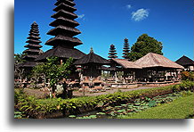 Meru (wieże kapliczki) w Taman Ayun::Bali, Indonezja::