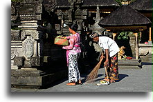 Porządki w świątyni::Bali, Indonezja::