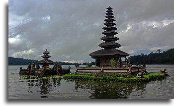 Meru (wieża) na jeziorze Bratan::Bali, Indonezja::