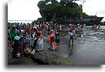 Tłumy na brzegu::Bali, Indonezja::