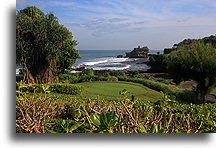 Pole golfowe w pobliżu Tanah Lot::Bali, Indonezja::