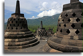 Kamienne stupy::Buddyjska świątynia Borobudur, Jawa Indonezja::