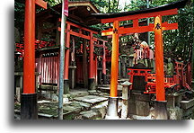 Mała świątynia::Świątynia Fushimi Inari Taisha, Kioto, Japonia::