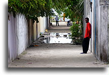 Mężczyzna na ulicy::Mahibadhoo, Malediwy::