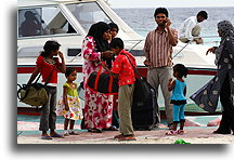 Rodzina przybywa łodzią::Mahibadhoo, Malediwy::