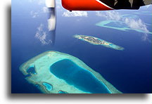 Śmigło samolotu ponad wyspami::Wyspy Malediwów, z lotu plaka::