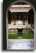 Fontanna w patio::Apa Villa Illuketia, Sri Lanka::