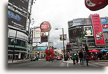 Ulica Yonge::Toronto, Onatrio, Kanada::