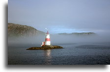 Mała latarnia morska we mgle::Saint-Pierre i Miquelon::