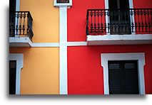 Pół czerwony budynek kolonialny::San Juan, Puerto Rico::