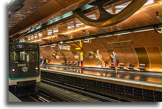 Stacja metra jak łódź podwodna Nautilus::Paryż, Francja::