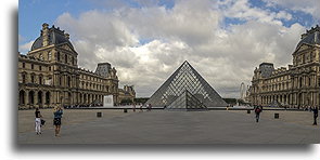 Piramida Pei na dziedzińcu Napoleona::Luwr, Paryż, Francja::