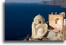 Bizantyjski kościół na brzegu kaldery::Oia, Santorini, Grecja::