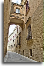 Mostek nad wąską ulicą::Mdina, Malta::