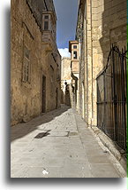 Wąska średniowieczna uliczka::Mdina, Malta::