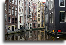 Brzeg kanału Olofssteeg::Amsterdam, Holandia::