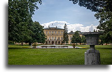 Dziedziniec przed pałacem::Pałac Czartoryskich, Puławy, Polska::