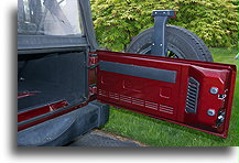 Tylne drzwi Jeepa JK::Drzwi bagażnika są idealnym miejscem do zamontowania małego stolika::