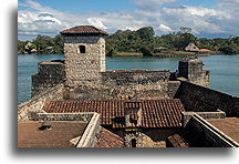 Widok na jezioro Izabal::Castillo de San Felipe de Lara, Guatemala::