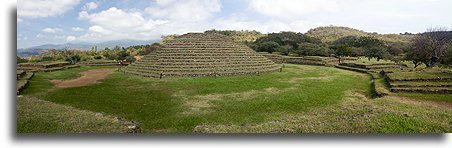 Okrągły kompleks budowli::Guachimontones, Jalisco, Meksyk::