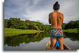 Indianin Embera stojący w czółnie::Park Narodowy Chagres, Panama::