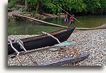 Chłopcy przechodzący przez rzekę::Wyspa Malakula, Vanuatu, Południowy Pacyfik::