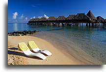 Dwa krzesła plażowe::Moorea, Polinezja Francuska::