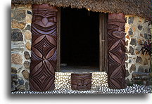 Wejście do chaty Kanak::Numea, Nowa Kaledonia, Oceania::