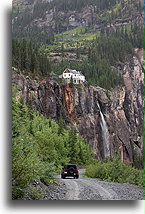 Dom na wodospadzie Bridal Veil::Przełęcz Czarnego Niedźwiedzia, Kolorado, USA::