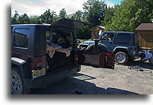 Dwa Jeepy w punkcie kontrolnym::Maine, USA::