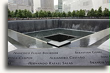 Wgłębienie wieży południwej #1::Miejsce pamięci 11 września 2001 roku, Nowy Jork, USA<br /> sierpień 2013::