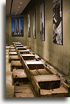 Ekskawacja wieży południowej::Muzeum 11 września, Nowy Jork, USA<br /> wrzesień 2014::