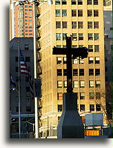 Krzyż w strefie Ground Zero::Miejsce byłego World Trade Center<br /> wiosna 2004::