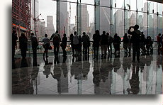 Turyści patrzący na Ground Zero::World Financial Center<br /> sierpień 2010::