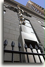 Rzeźba z falistego metalu::Kościół Św. Piotra, Nowy Jork, USA<br /> sierpień 2011::