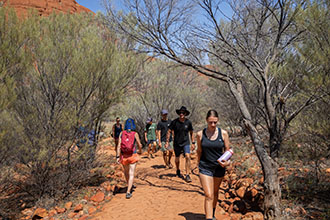W Australii spaceruje się po stronie lewej::Szlak turystyczny w okolicach Kata Tjuta::